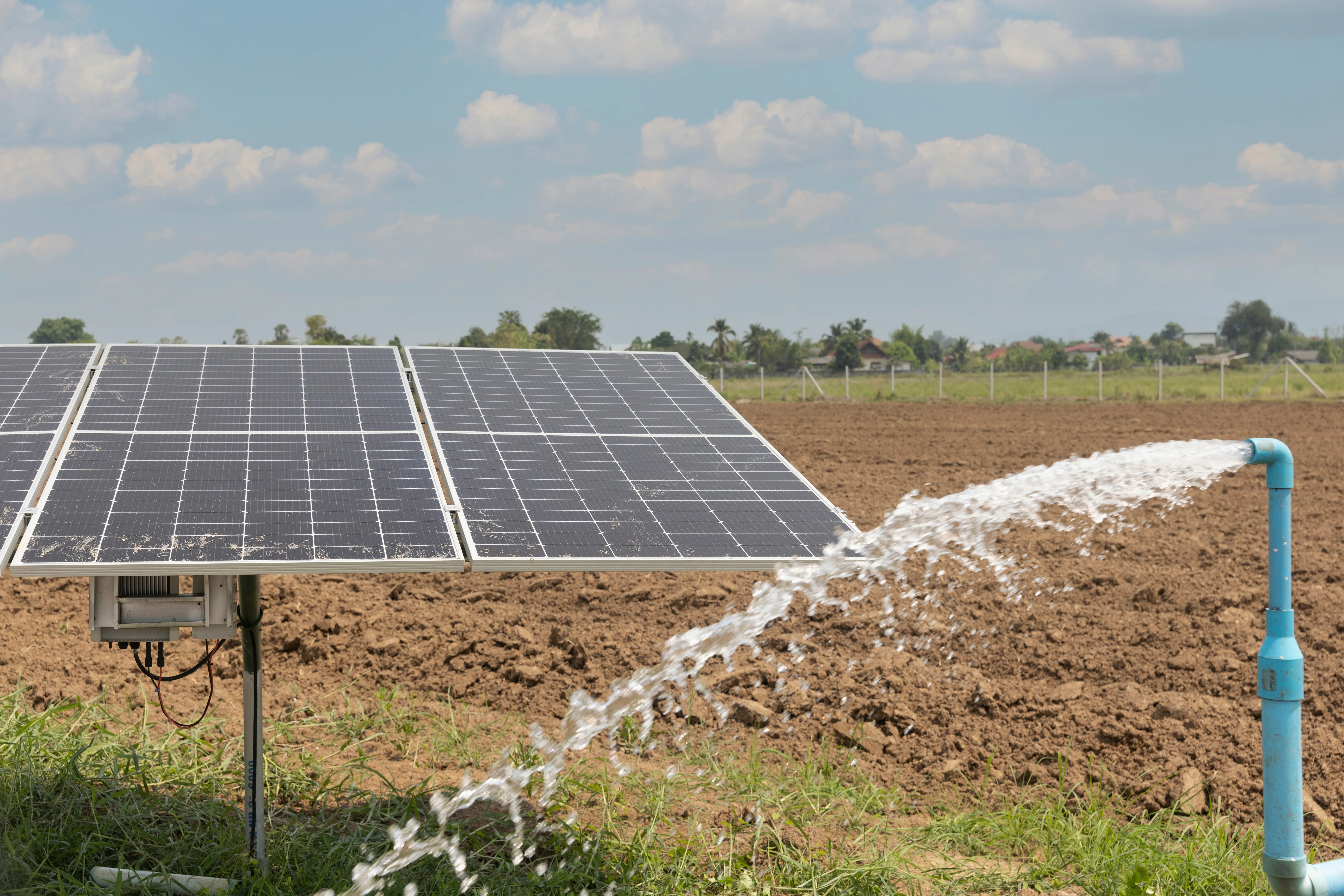 Sistema de bombeo de agua solar en campo agrícola