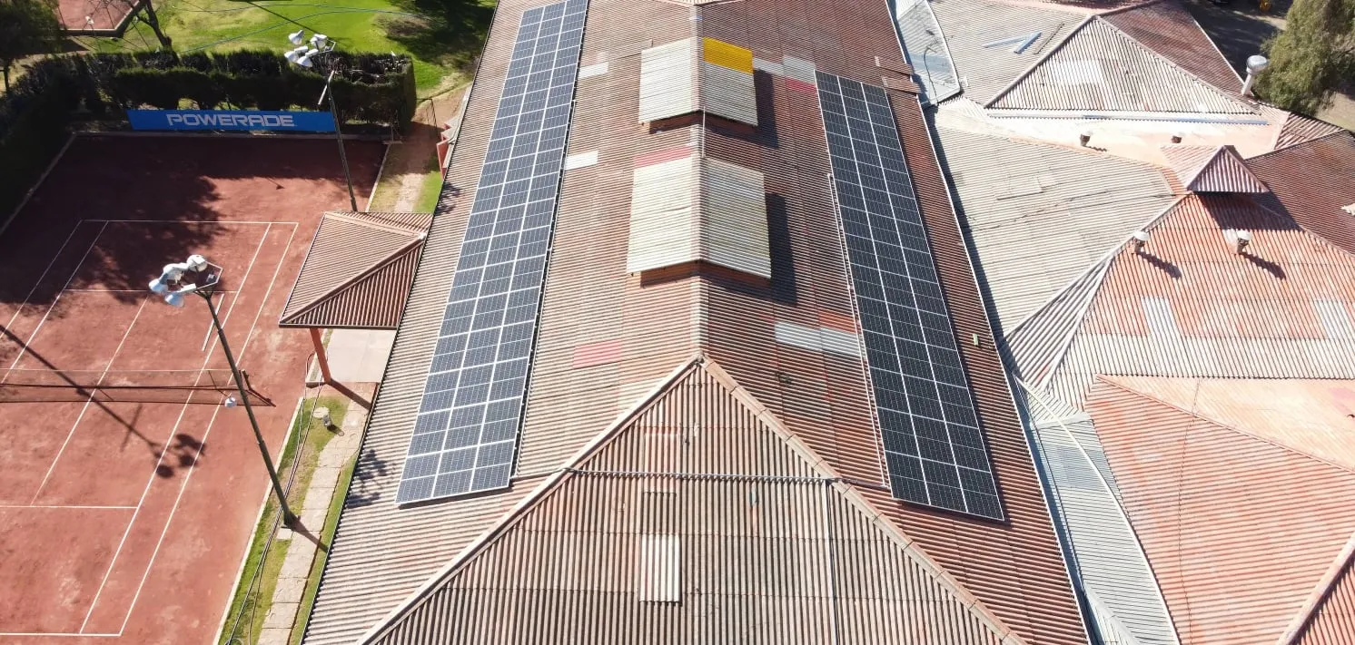 Instalación solar de Enersol en el Country Club Cochabamba