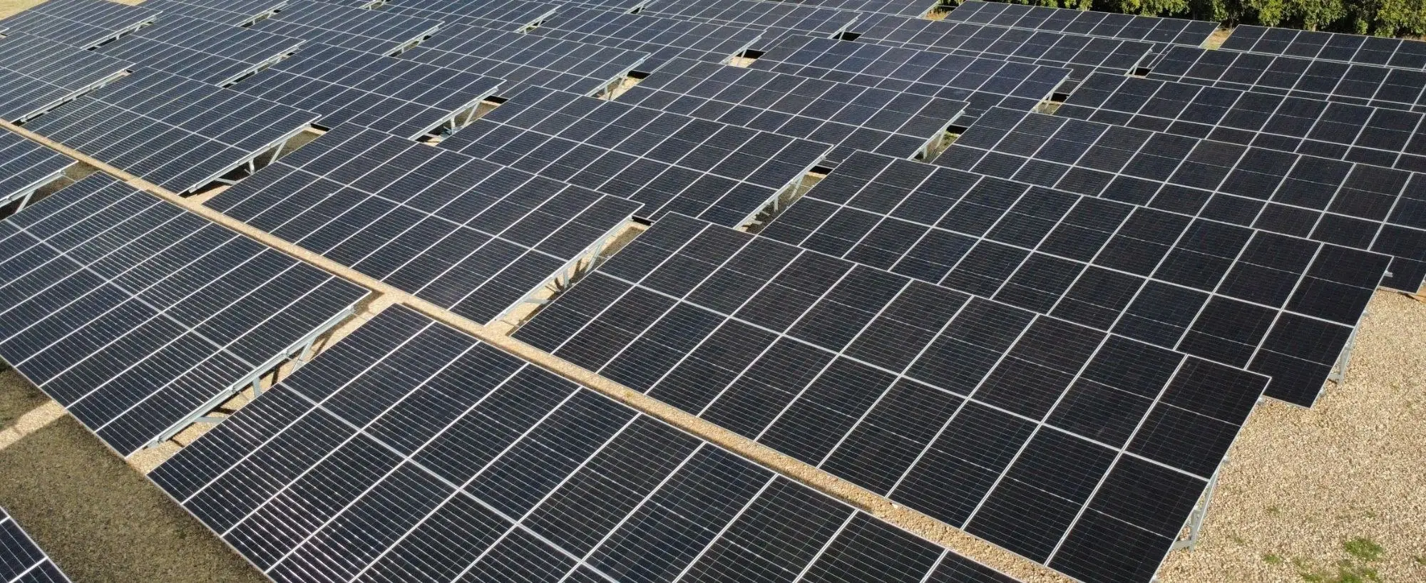 Planta solar a gran escala, vista aérea de las filas de paneles